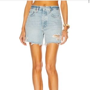 AGOLDE RILEY DENIM SHORT IN LIGHT WASH, SIZE 23.